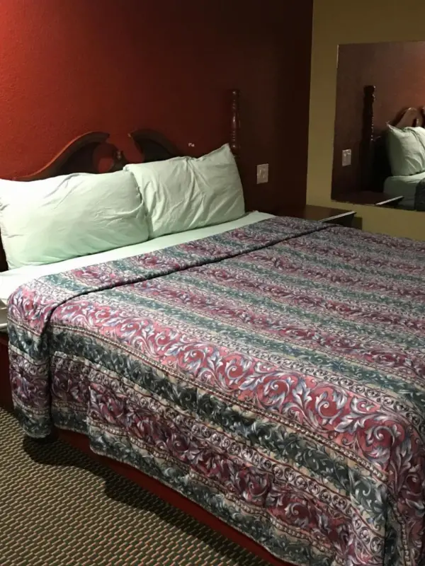 Moonlight Inn & Suites 9