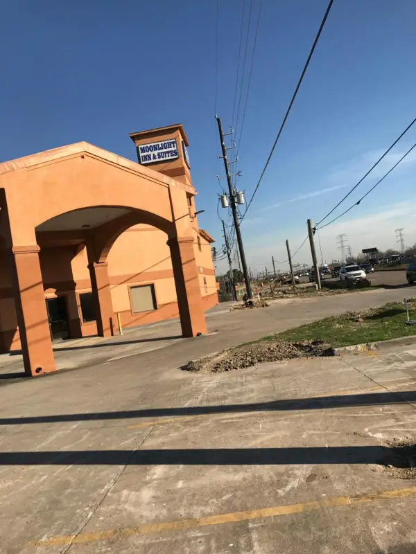 Moonlight Inn & Suites